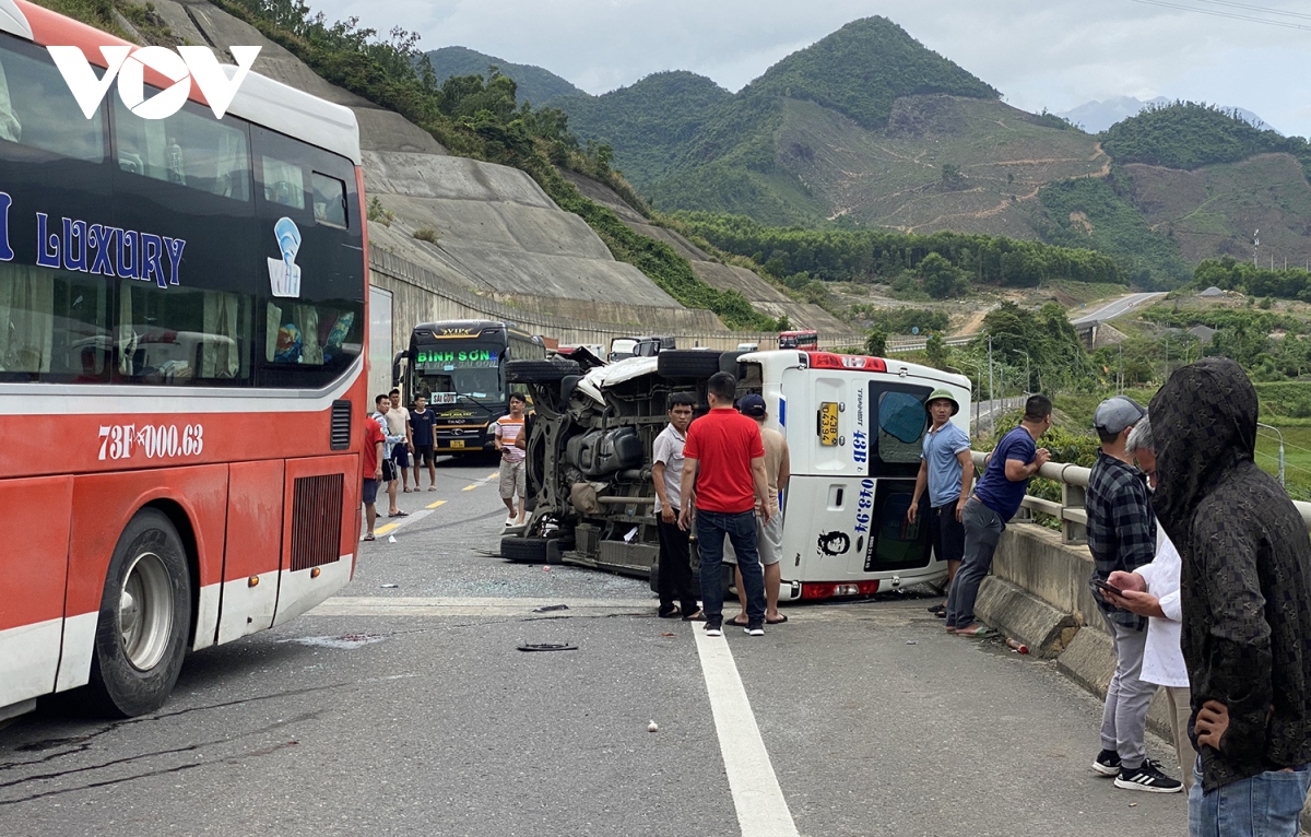 2 xe dam nhau tren cao toc la son-tuy loan, 1 nguoi tu vong hinh anh 1