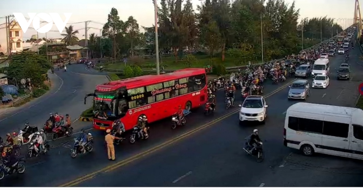 giao thong un u cuc bo o tien giang, ben tre sau 4 ngay nghi le hinh anh 1