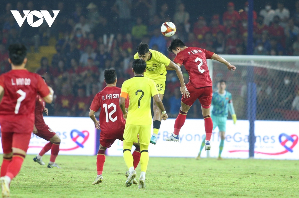 TRỰC TIẾP U22 Việt Nam 2 - 1 U22 Malaysia: Thủ môn Văn Chuẩn không chuẩn - Ảnh 1.