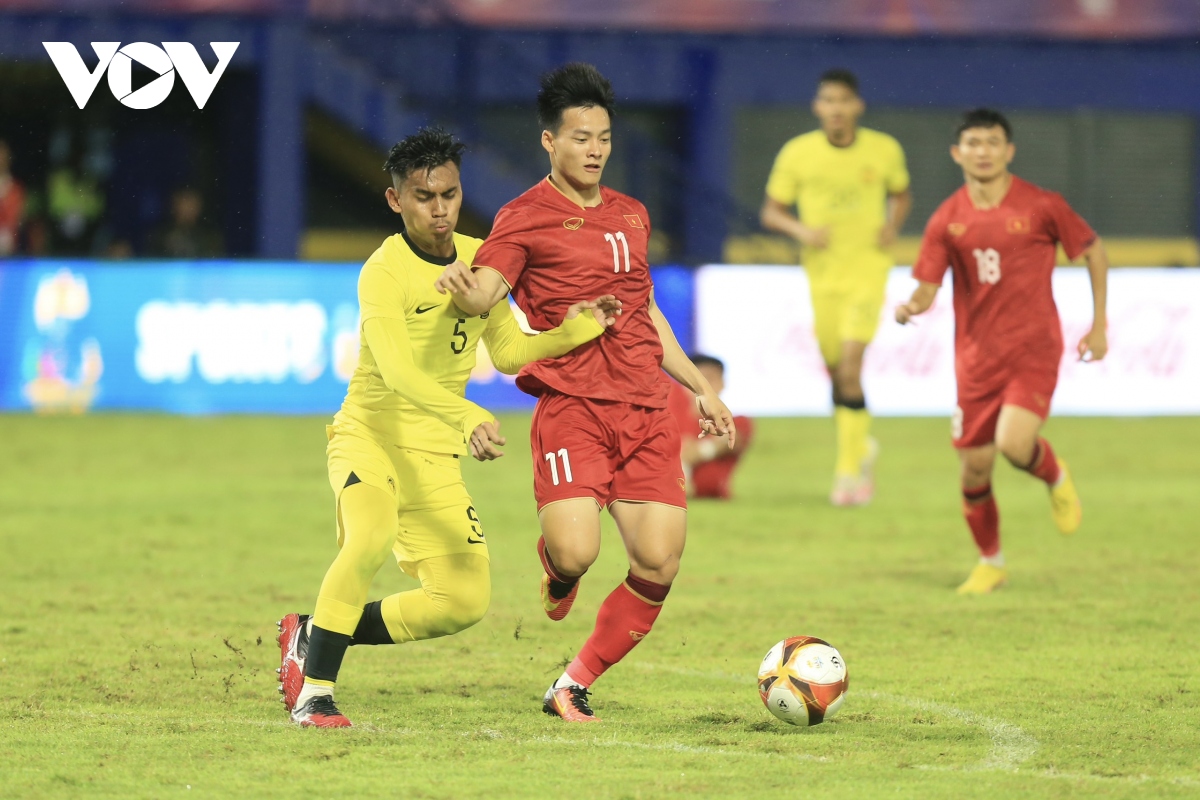 TRỰC TIẾP U22 Việt Nam 2 - 1 U22 Malaysia: Thủ môn Văn Chuẩn không chuẩn - Ảnh 1.