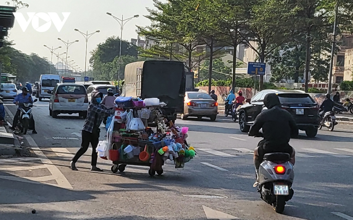 nguoi lao dong o ha noi vat va muu sinh duoi cai nang chay da chay thit hinh anh 7