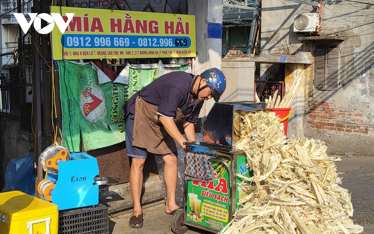 nguoi lao dong o ha noi vat va muu sinh duoi cai nang chay da chay thit hinh anh 3