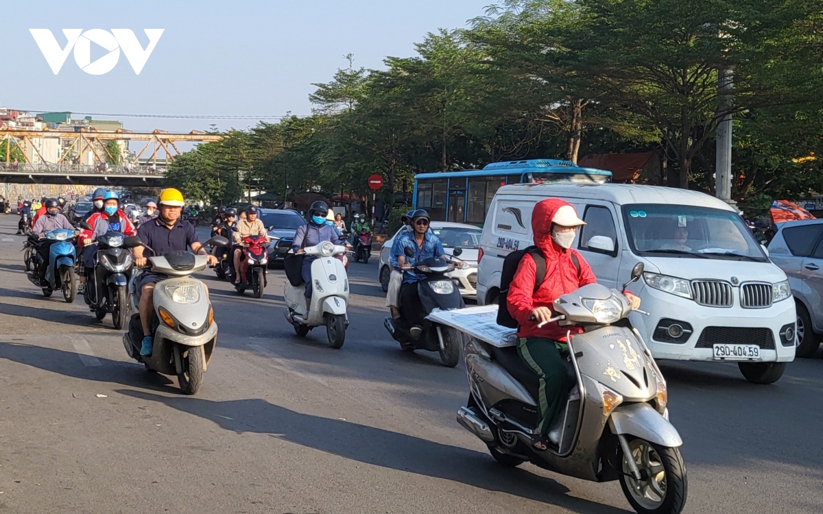 nguoi lao dong o ha noi vat va muu sinh duoi cai nang chay da chay thit hinh anh 1