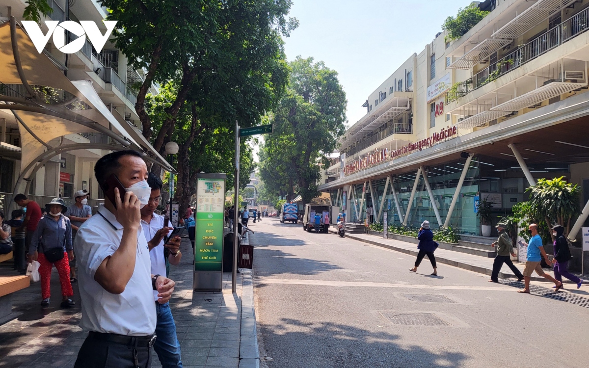 nguoi benh, nguoi nha met moi cho kham duoi cai nang hon 40 do c o ha noi hinh anh 3