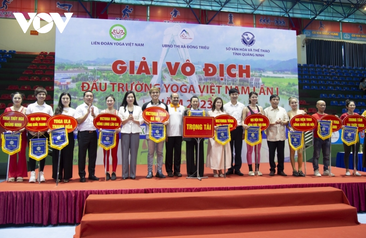 An tuong man dong dien yoga cua gan 1.000 vDv tai quang ninh hinh anh 11