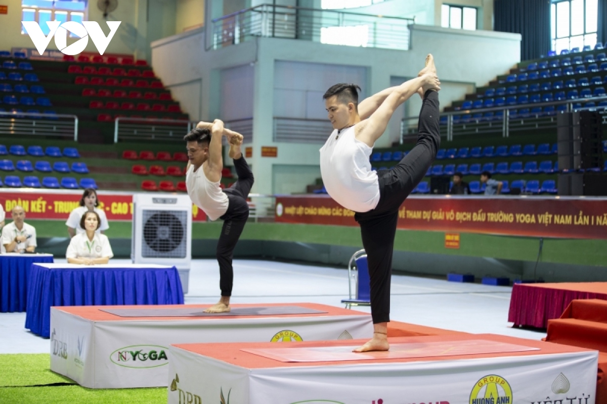 An tuong man dong dien yoga cua gan 1.000 vDv tai quang ninh hinh anh 12