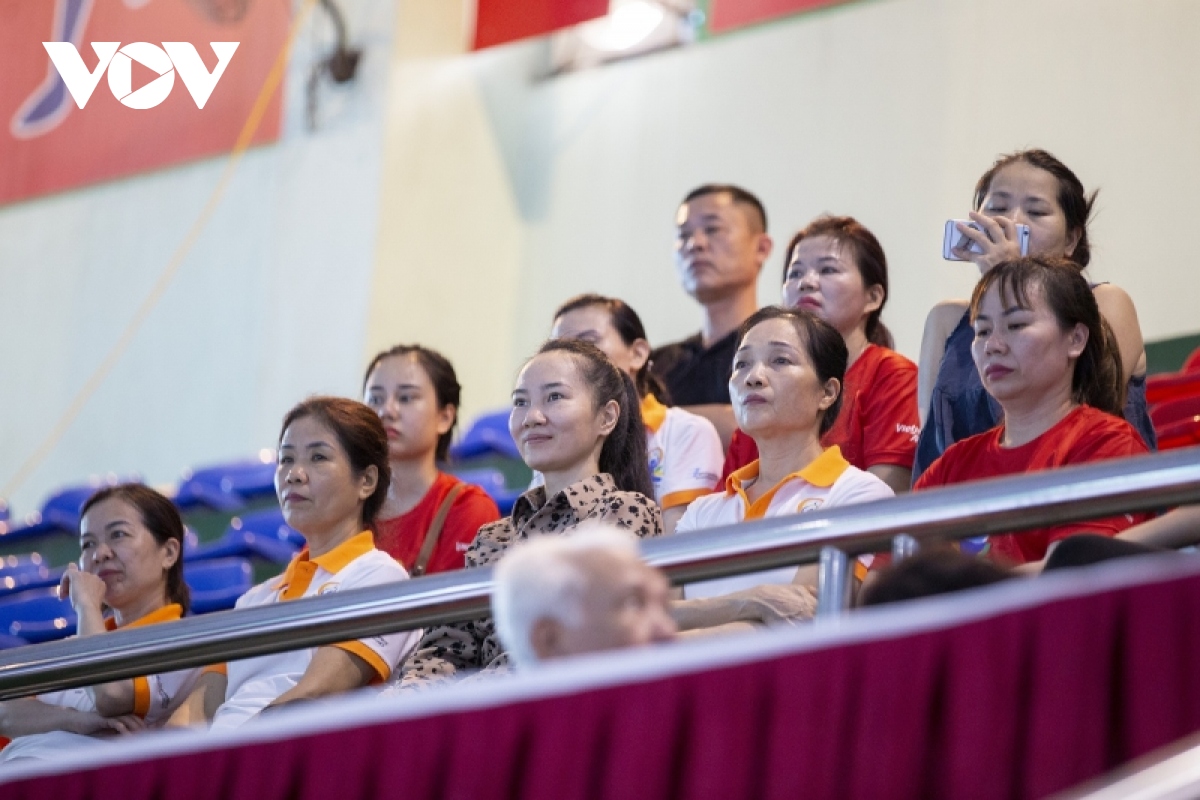 An tuong man dong dien yoga cua gan 1.000 vDv tai quang ninh hinh anh 14