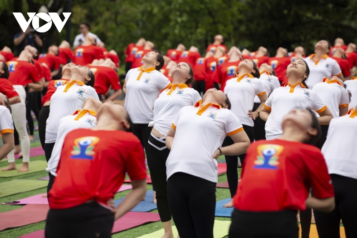 An tuong man dong dien yoga cua gan 1.000 vDv tai quang ninh hinh anh 2