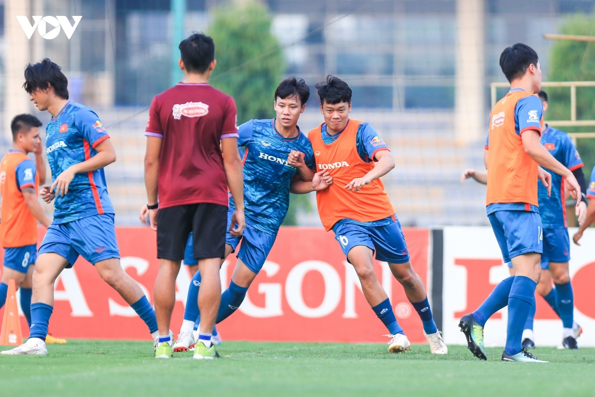 cong phuong tap kin trong ngay ra mat hlv troussier hinh anh 4