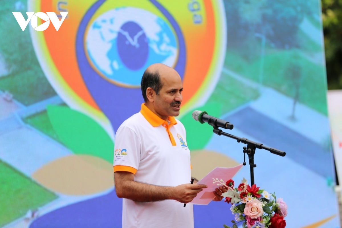 An tuong man dong dien yoga cua gan 1.000 vDv tai quang ninh hinh anh 3