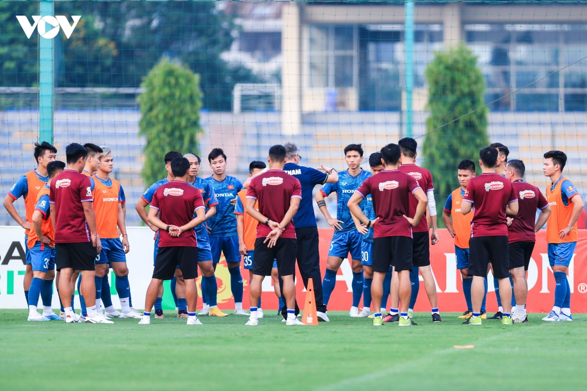 cong phuong tap kin trong ngay ra mat hlv troussier hinh anh 1