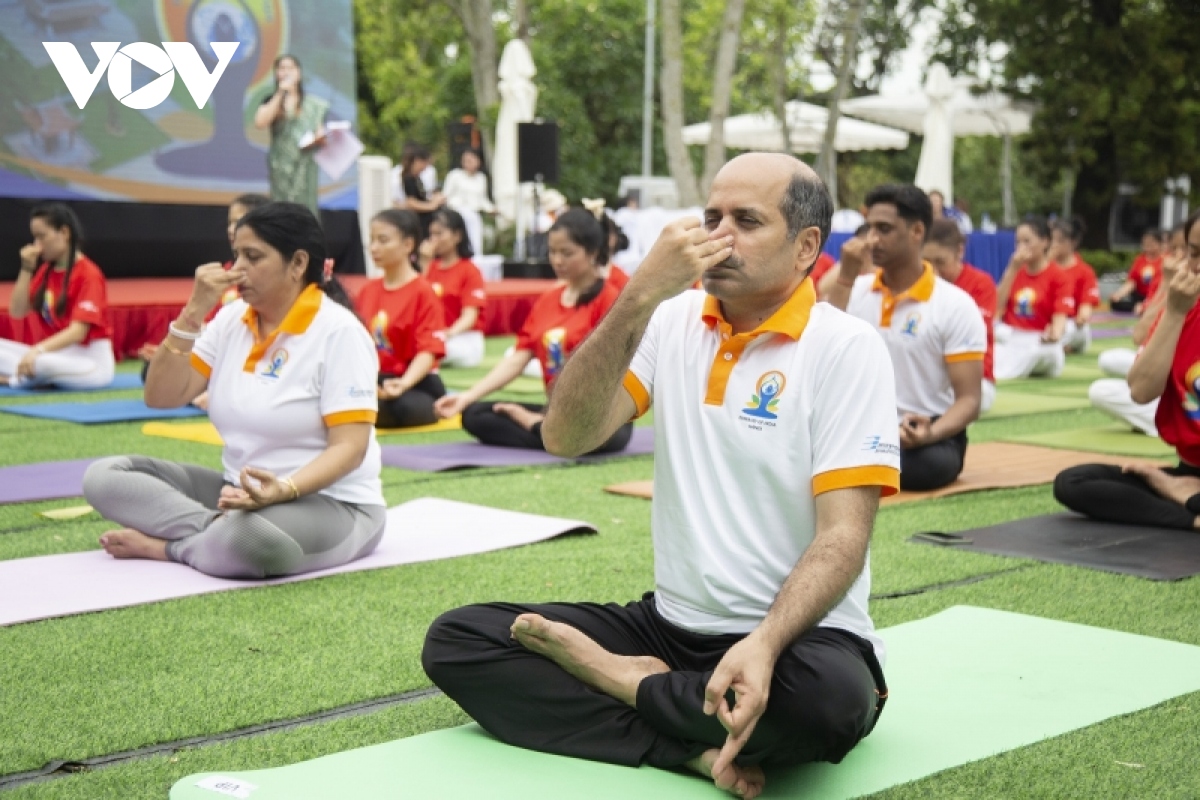 An tuong man dong dien yoga cua gan 1.000 vDv tai quang ninh hinh anh 5