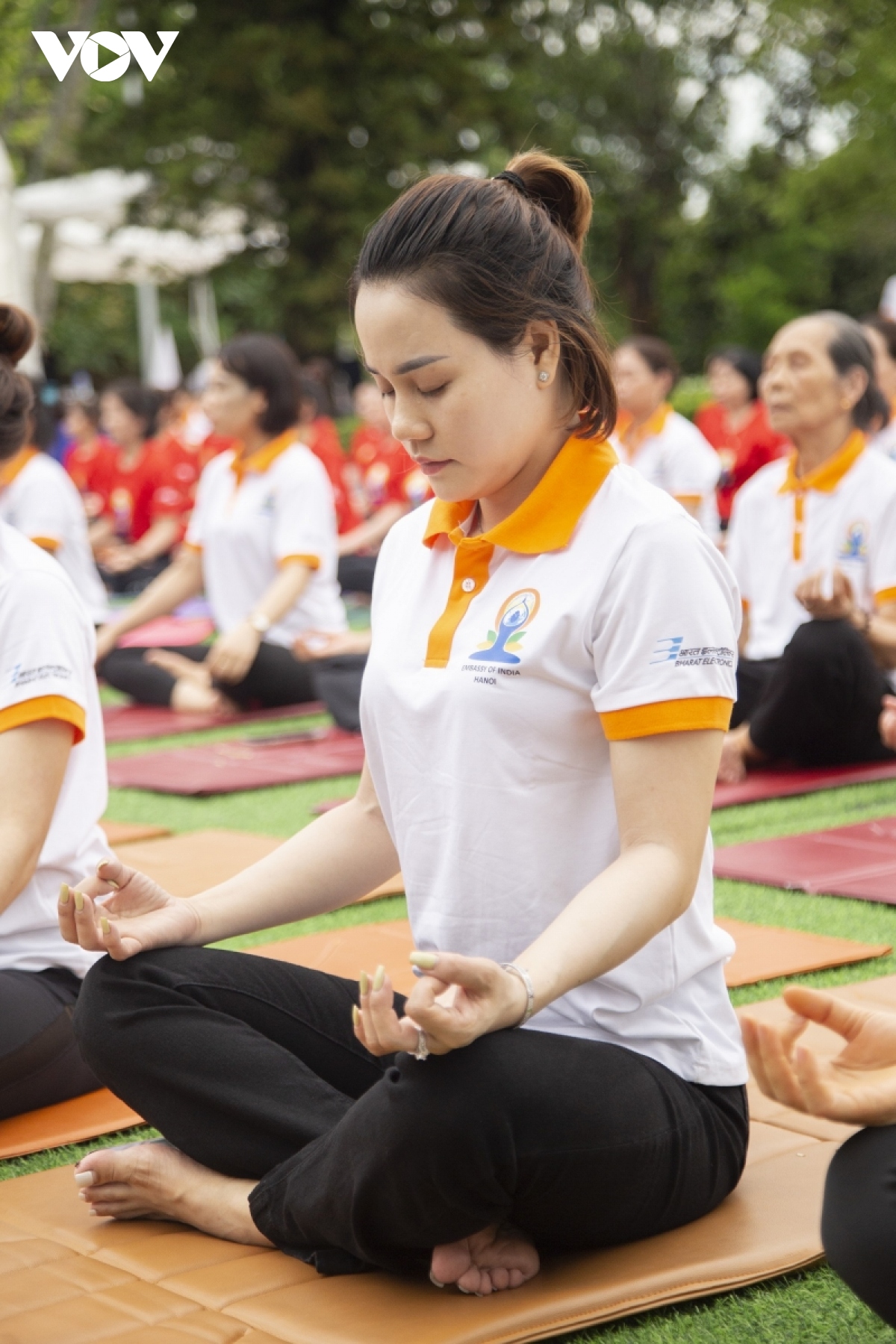 An tuong man dong dien yoga cua gan 1.000 vDv tai quang ninh hinh anh 6