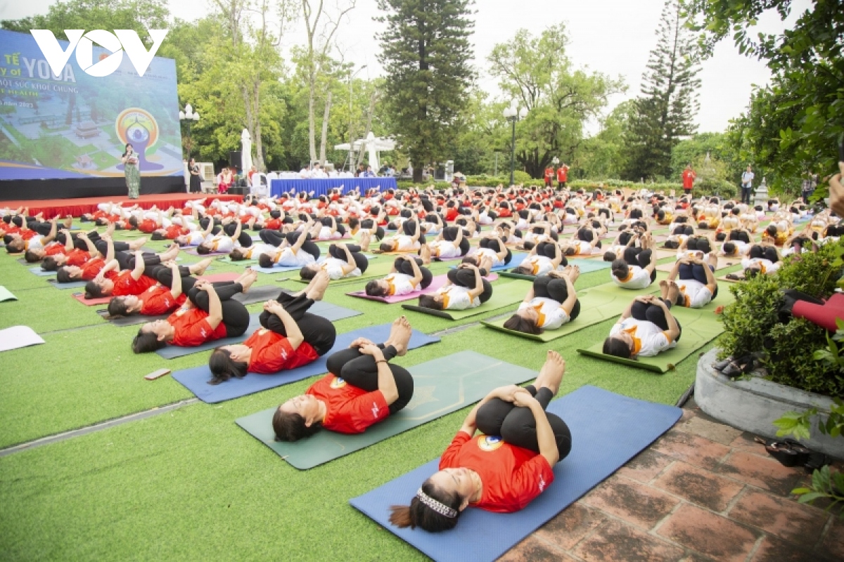 An tuong man dong dien yoga cua gan 1.000 vDv tai quang ninh hinh anh 7