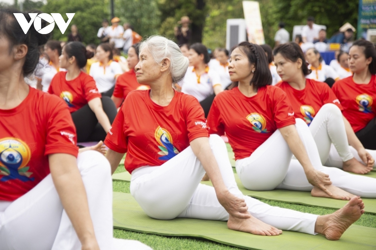 An tuong man dong dien yoga cua gan 1.000 vDv tai quang ninh hinh anh 9