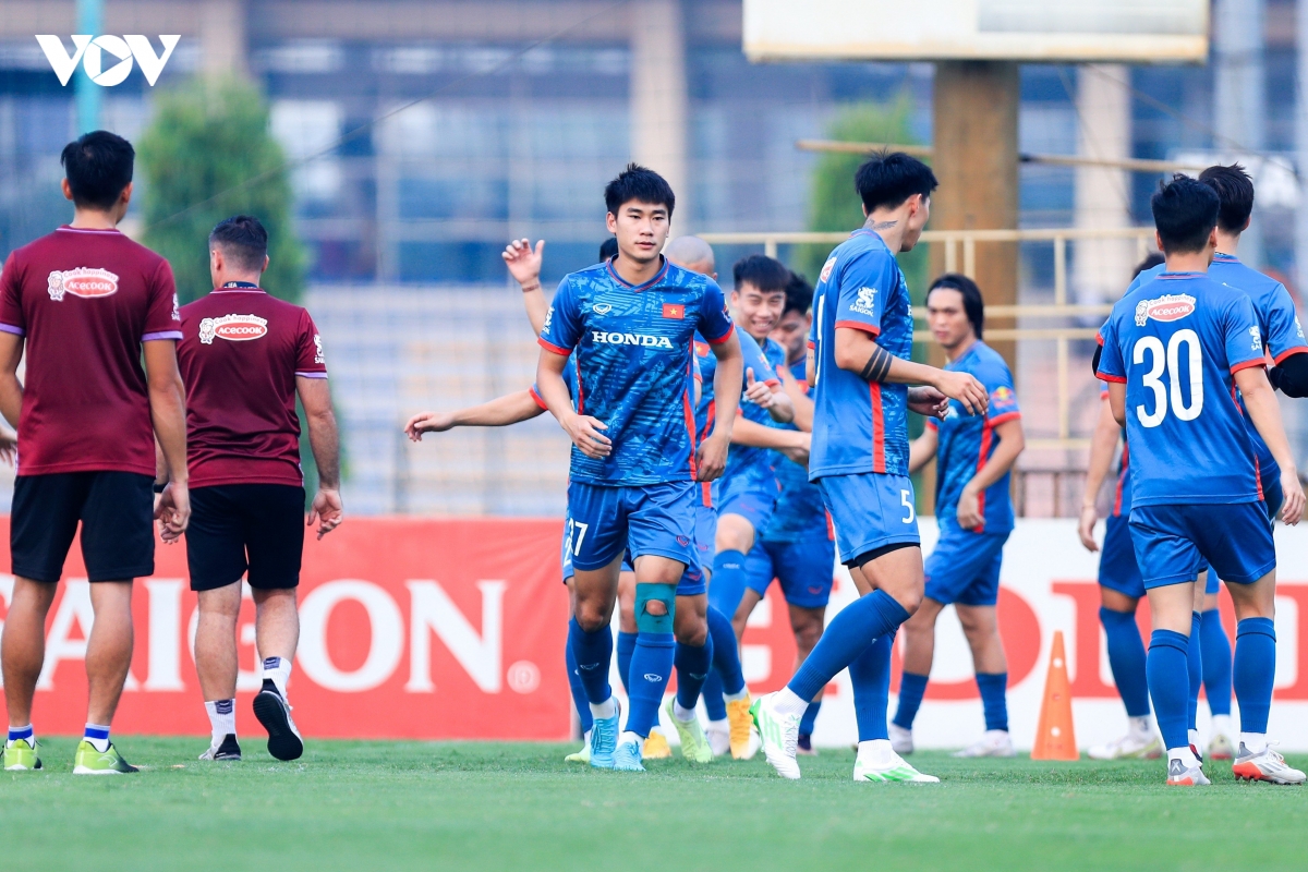 cong phuong tap kin trong ngay ra mat hlv troussier hinh anh 5