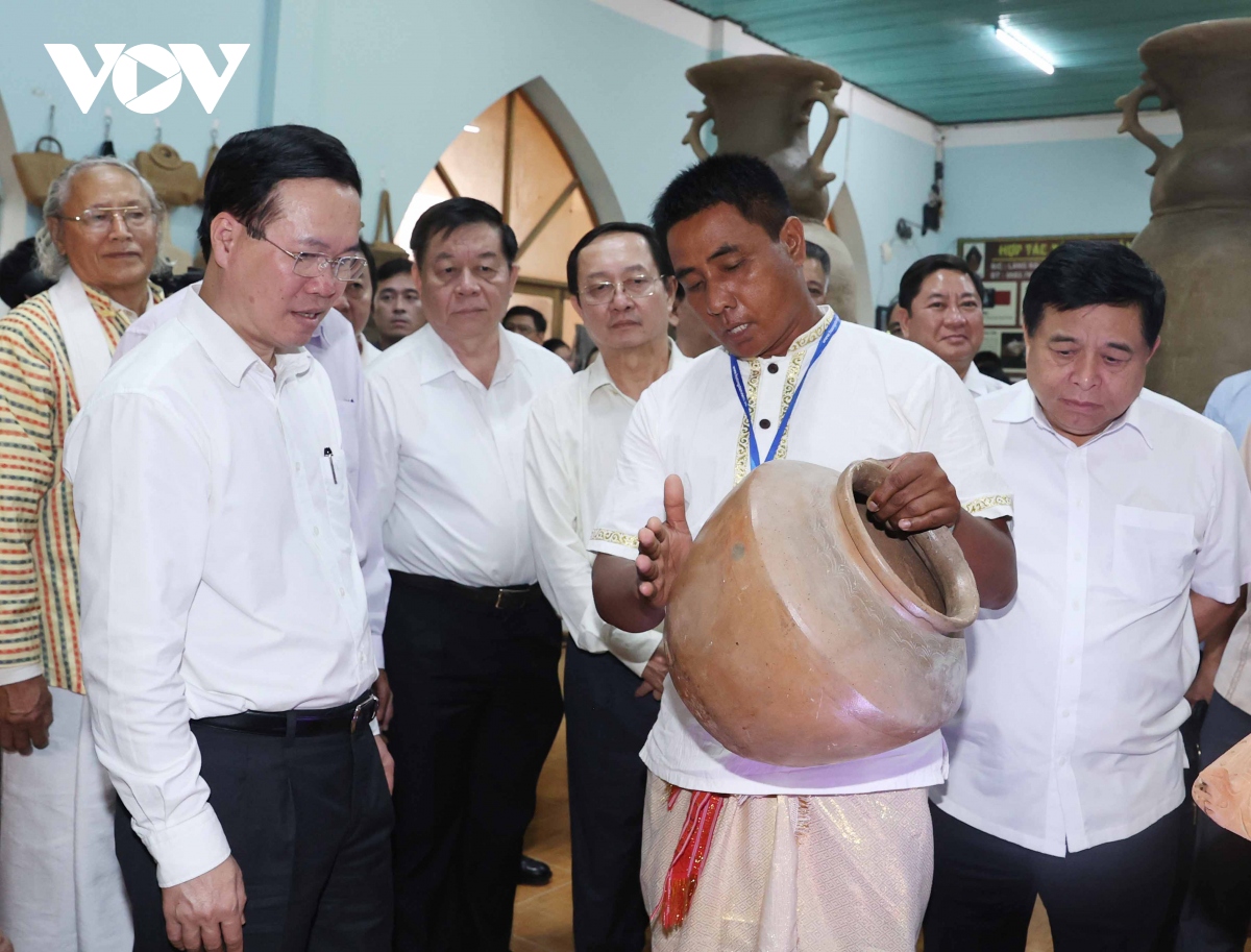chủ tịch nước dự lễ đón bằng unesco đối với nghệ thuật làm gốm của người chăm hình ảnh 7 chu tich nuoc du le don bang unesco doi voi nghe thuat lam gom cua nguoi cham hinh anh 7