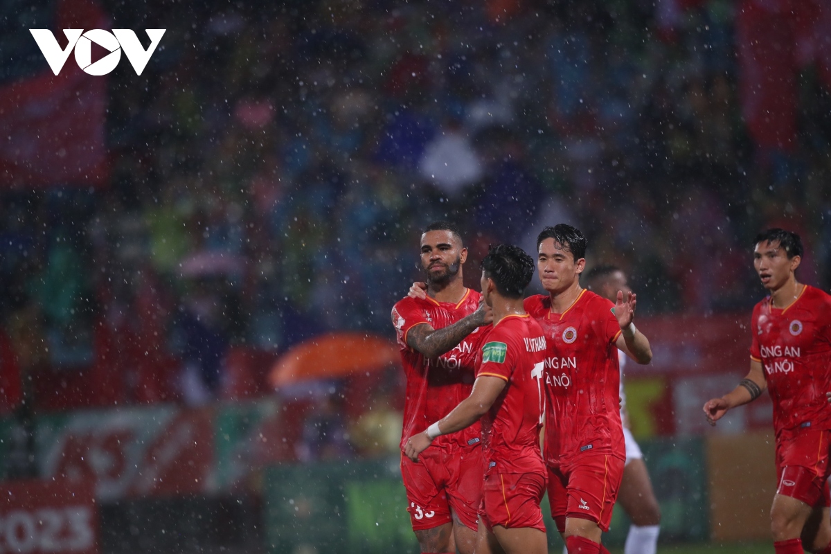 cong an ha noi len ngoi dau bang v-league 2023 trong ngay quang hai ra mat cDv hinh anh 1