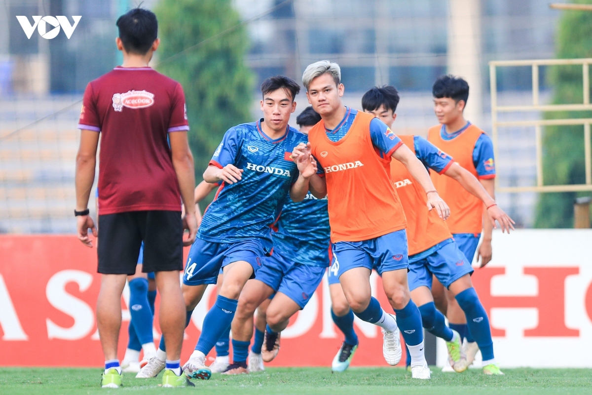 cong phuong tap kin trong ngay ra mat hlv troussier hinh anh 10