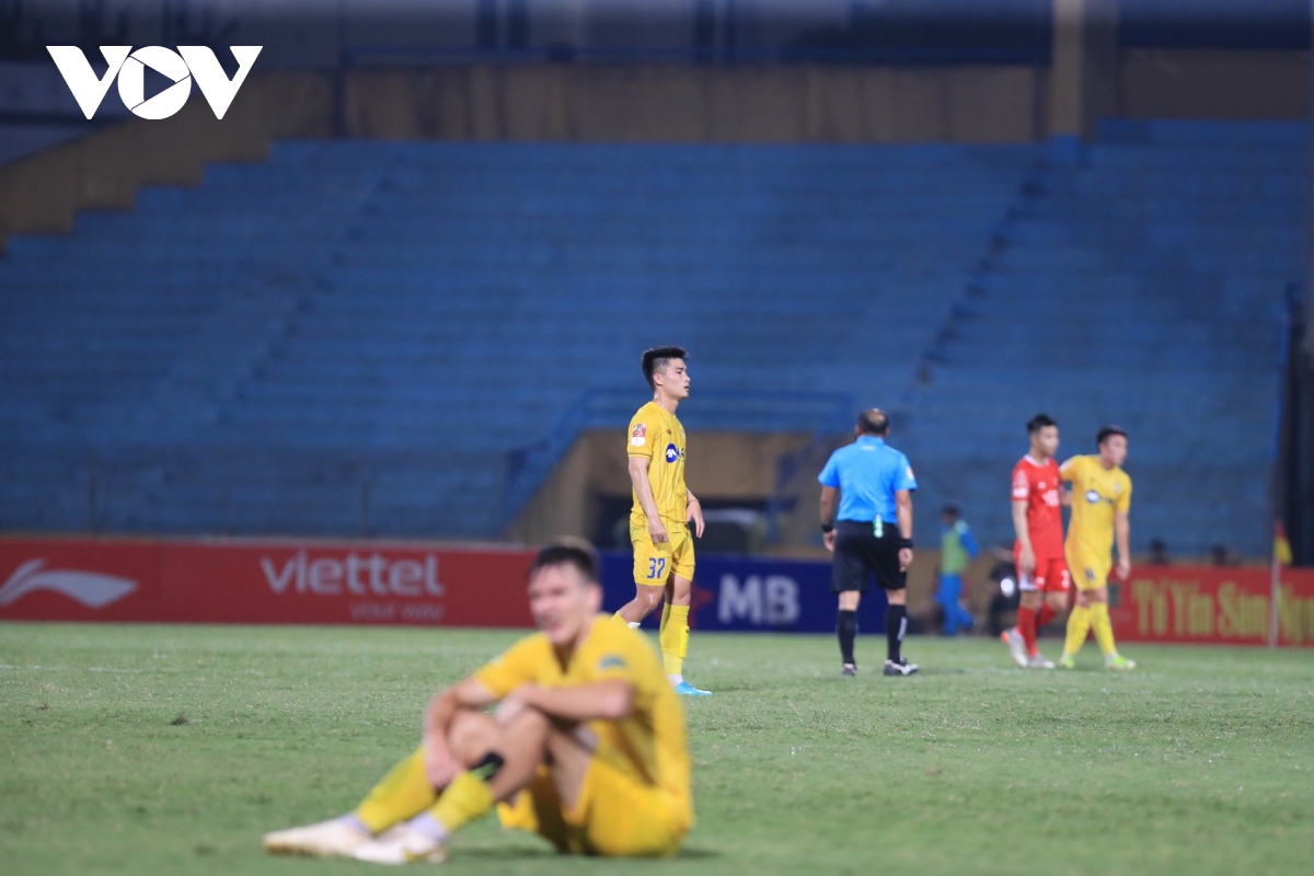 nham manh dung bat khoc khi ghi ban trong tran viettel fc 3-0 slna hinh anh 8