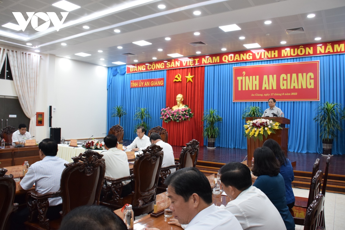 thu tuong pham minh chinh lam viec voi ban thuong vu tinh uy an giang hinh anh 1