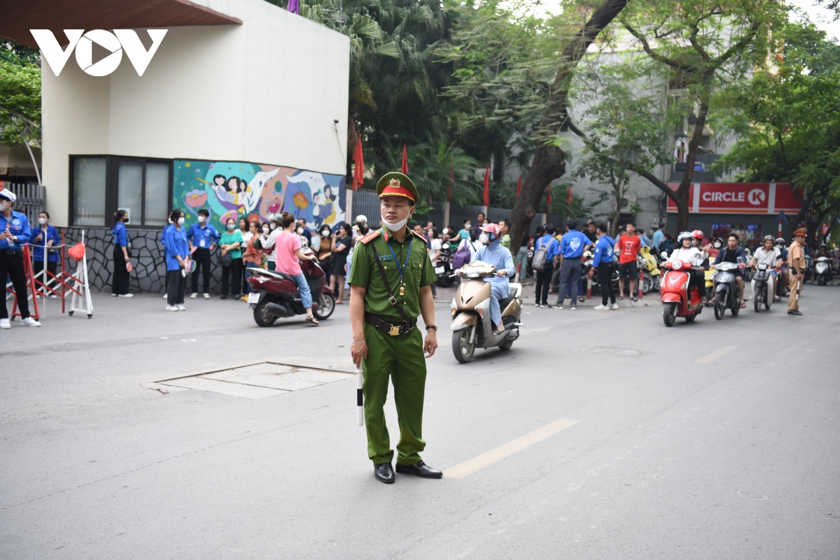 tuyen sinh lop 10 ha noi giao thong thuan loi trong ngay thi dau tien hinh anh 6