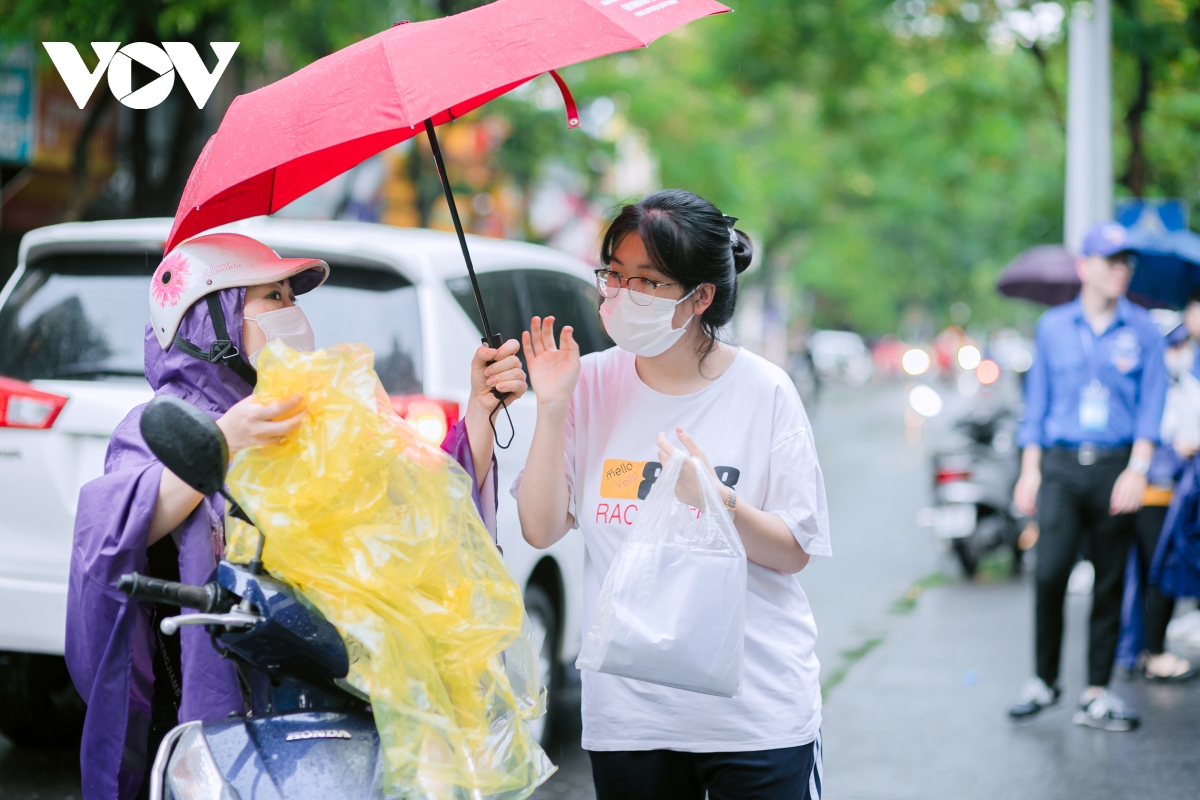 giao thong ha noi thong thoang du mua lon, si tu den truong thi an toan hinh anh 11