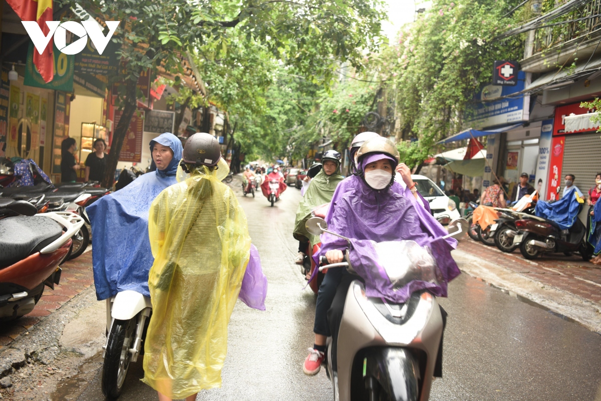 giao thong ha noi thong thoang du mua lon, si tu den truong thi an toan hinh anh 6