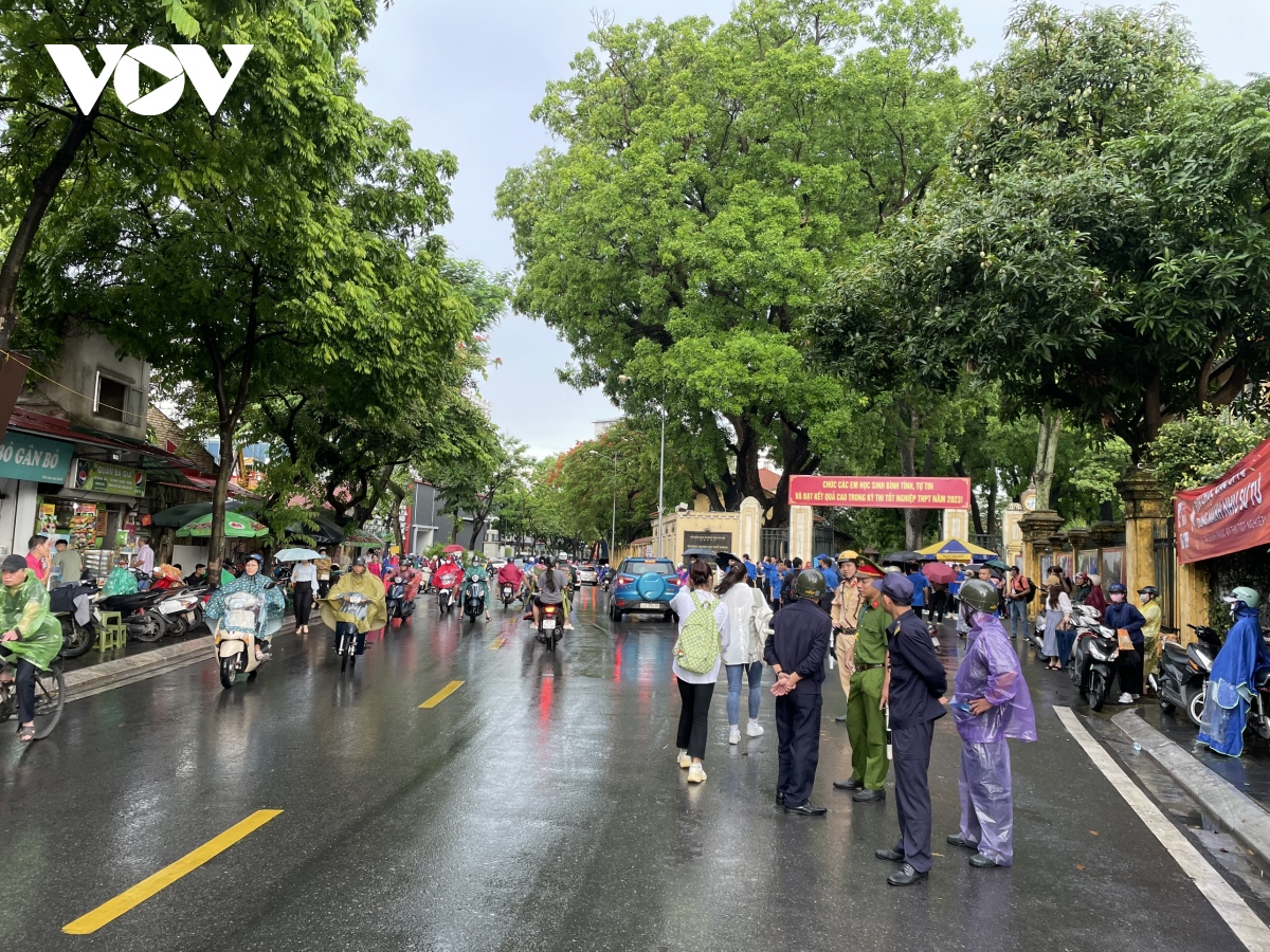 giao thong ha noi thong thoang du mua lon, si tu den truong thi an toan hinh anh 5