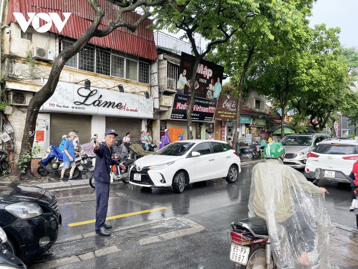 giao thong ha noi thong thoang du mua lon, si tu den truong thi an toan hinh anh 4