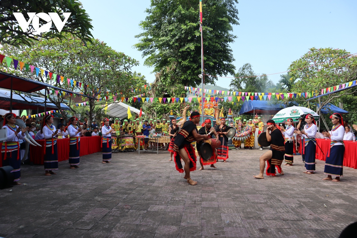 le hoi dien truong ba quang ngai thu hut du khach tham quan hinh anh 2