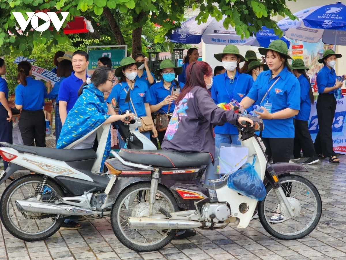 cac thi sinh tai Dien bien chu dong den diem thi som hinh anh 1