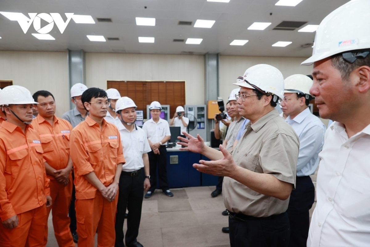 thu tuong kiem tra thuc trang cac don vi san xuat va cung ung dien o quang ninh hinh anh 7