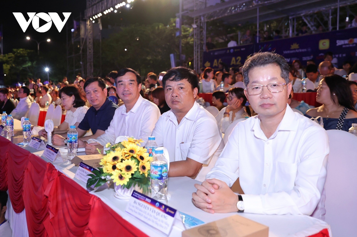 Dem thu 4 le hoi phao hoa quoc te Da nang 2023 Dai tiec anh sang cua anh va ba lan hinh anh 1