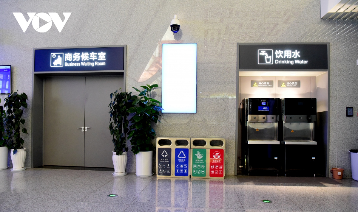 cận cảnh bên trong nhà ga chở khách của tuyến đường sắt trung quốc - lào hình ảnh 17 can canh ben trong nha ga cho khach cua tuyen duong sat trung quoc - lao hinh anh 17