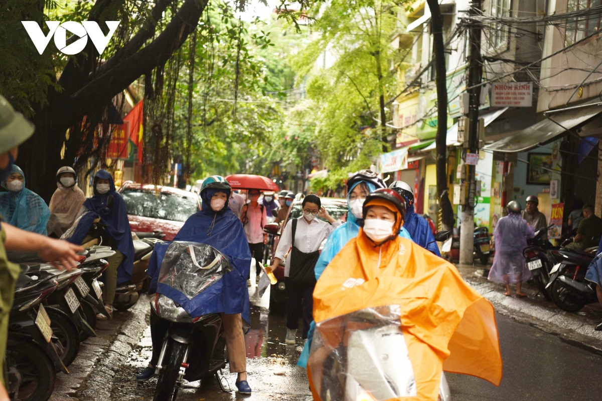 thi tot nghiep thpt 2023 thi sinh ha noi doi mua den truong bat dau thi ngu van hinh anh 1