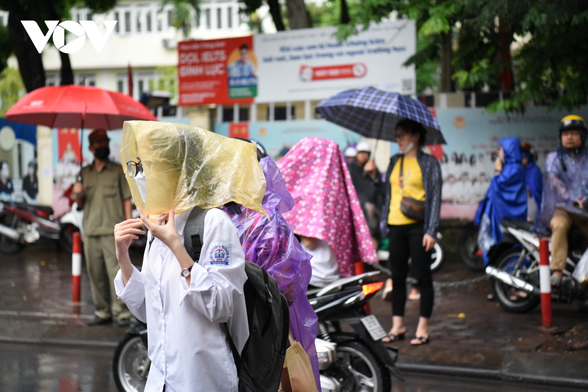 thi tot nghiep thpt 2023 thi sinh ha noi doi mua den truong bat dau thi ngu van hinh anh 7