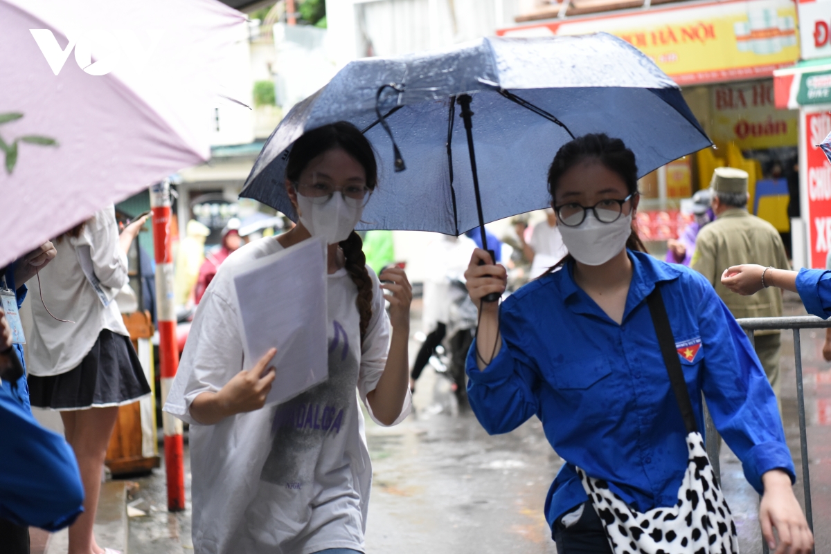 thi tot nghiep thpt 2023 thi sinh ha noi doi mua den truong bat dau thi ngu van hinh anh 6