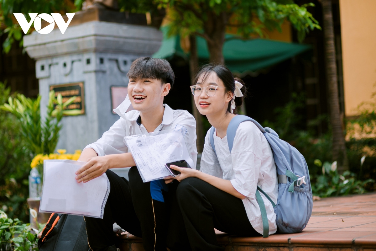 Đề thi tổ hợp KHTN khá dễ thở, thí sinh phấn khởi rời phòng thi