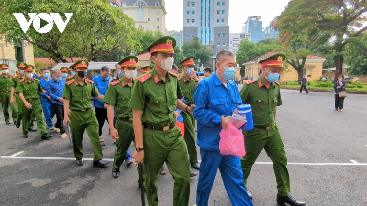 hàng loạt cán bộ thuế, hải quan tp.hcm hầu tòa trong vụ thuduc house hình ảnh 2 hang loat can bo thue, hai quan tp.hcm hau toa trong vu thuduc house hinh anh 2