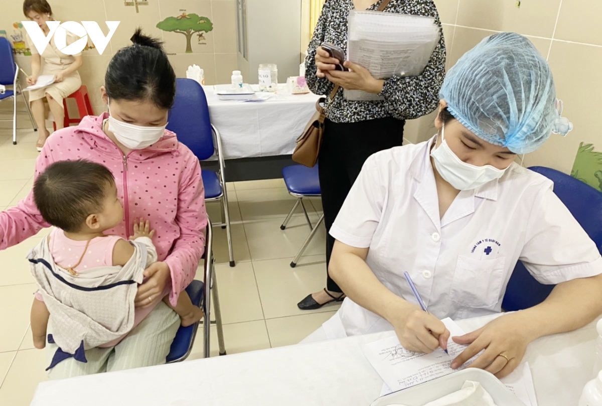 phu huynh ha noi dua con di uong vitamin a tu sang som de tranh nang nong hinh anh 1