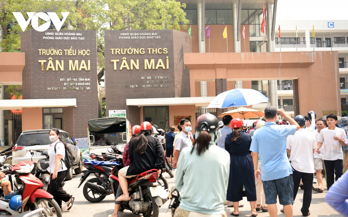 bat chap nang nong, phu huynh ngoi via he tu sang den trua doi con di thi hinh anh 7