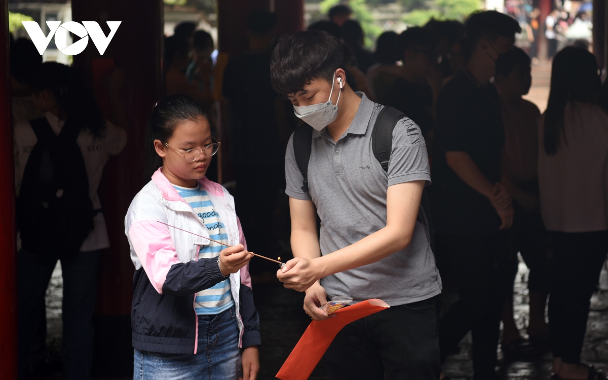 bat chap troi mua, si tu van tap nap den van mieu, Den ngoc son cau may hinh anh 7