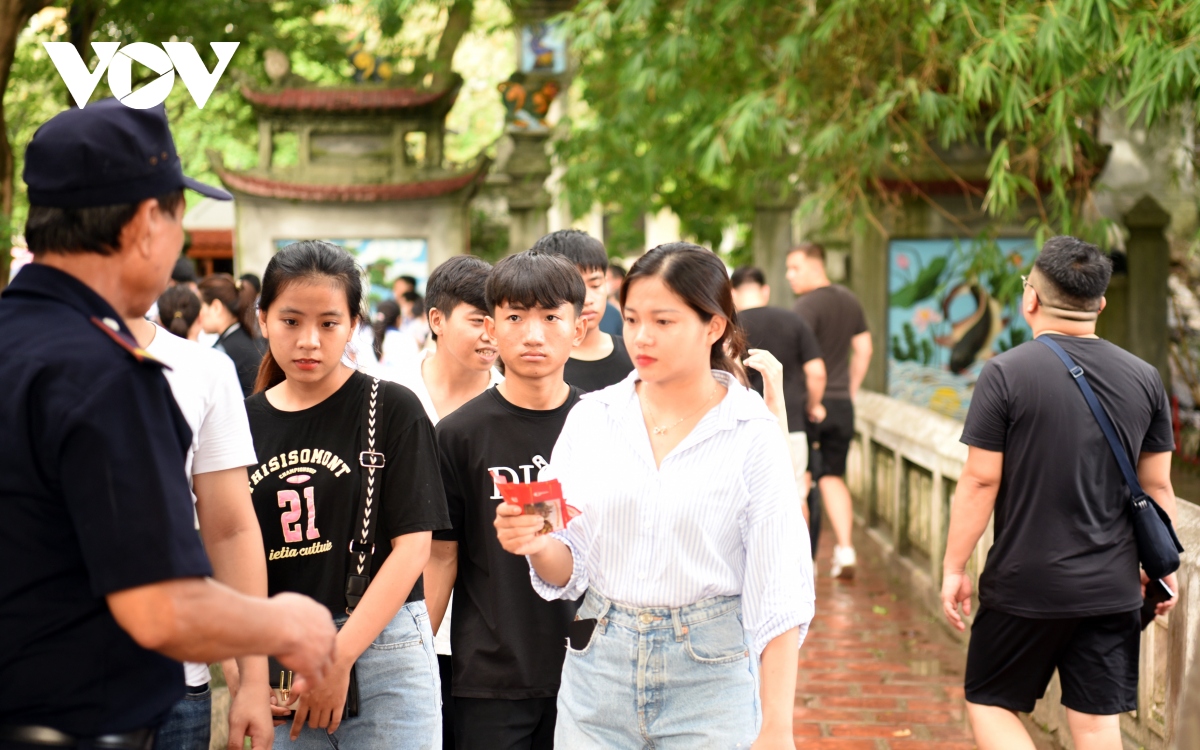 bat chap troi mua, si tu van tap nap den van mieu, Den ngoc son cau may hinh anh 10