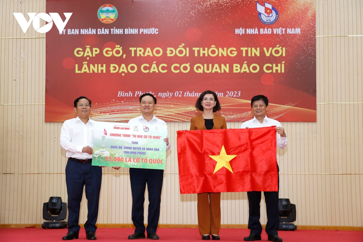 15.000 la co duoc trao cho can bo, chien si va nhan dan vung bien binh phuoc hinh anh 4