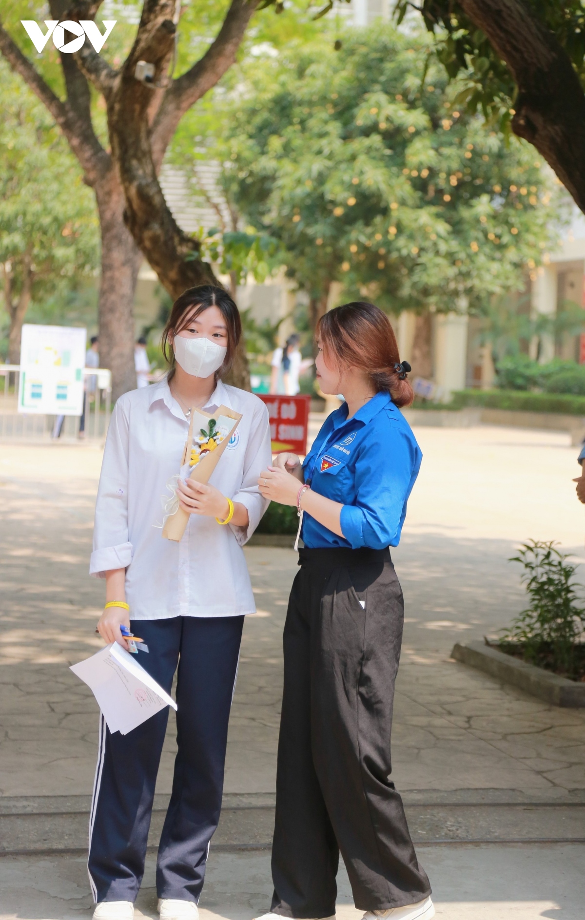 thanh nien tinh nguyen om dong vien, doi nang che o cho thi sinh di thi vao 10 ha noi hinh anh 9