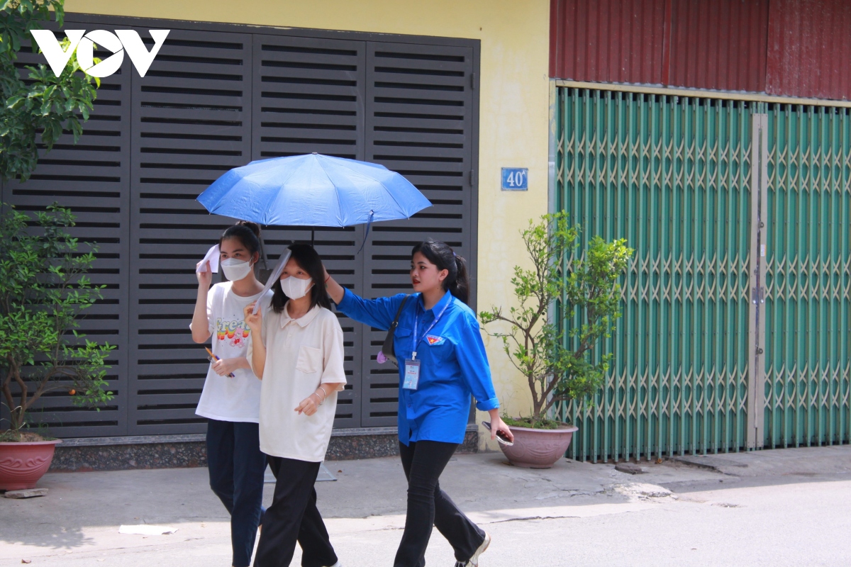 thanh nien tinh nguyen om dong vien, doi nang che o cho thi sinh di thi vao 10 ha noi hinh anh 5