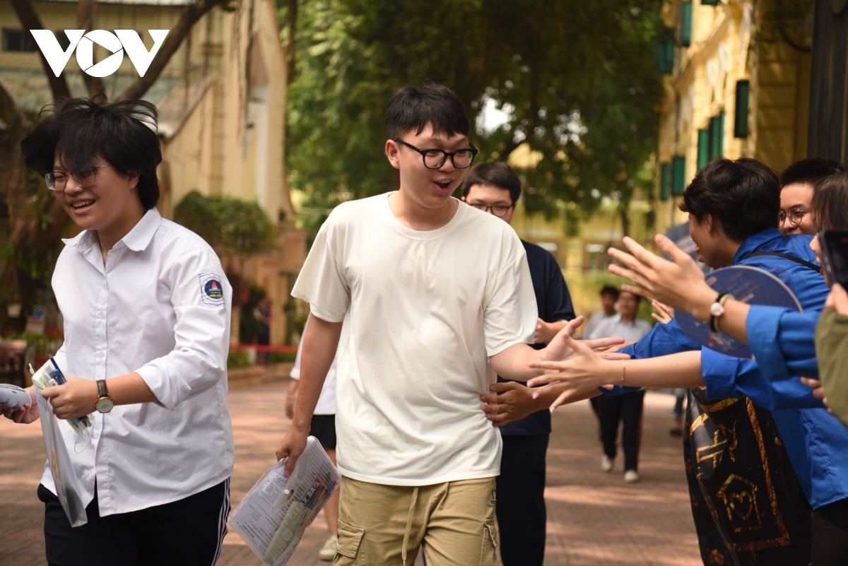 thanh nien tinh nguyen om dong vien, doi nang che o cho thi sinh di thi vao 10 ha noi hinh anh 10