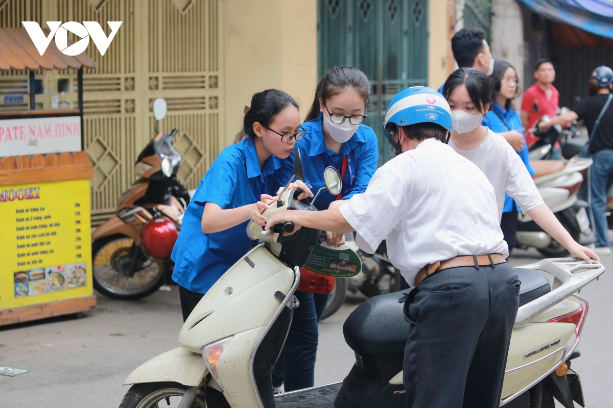 thanh nien tinh nguyen om dong vien, doi nang che o cho thi sinh di thi vao 10 ha noi hinh anh 11