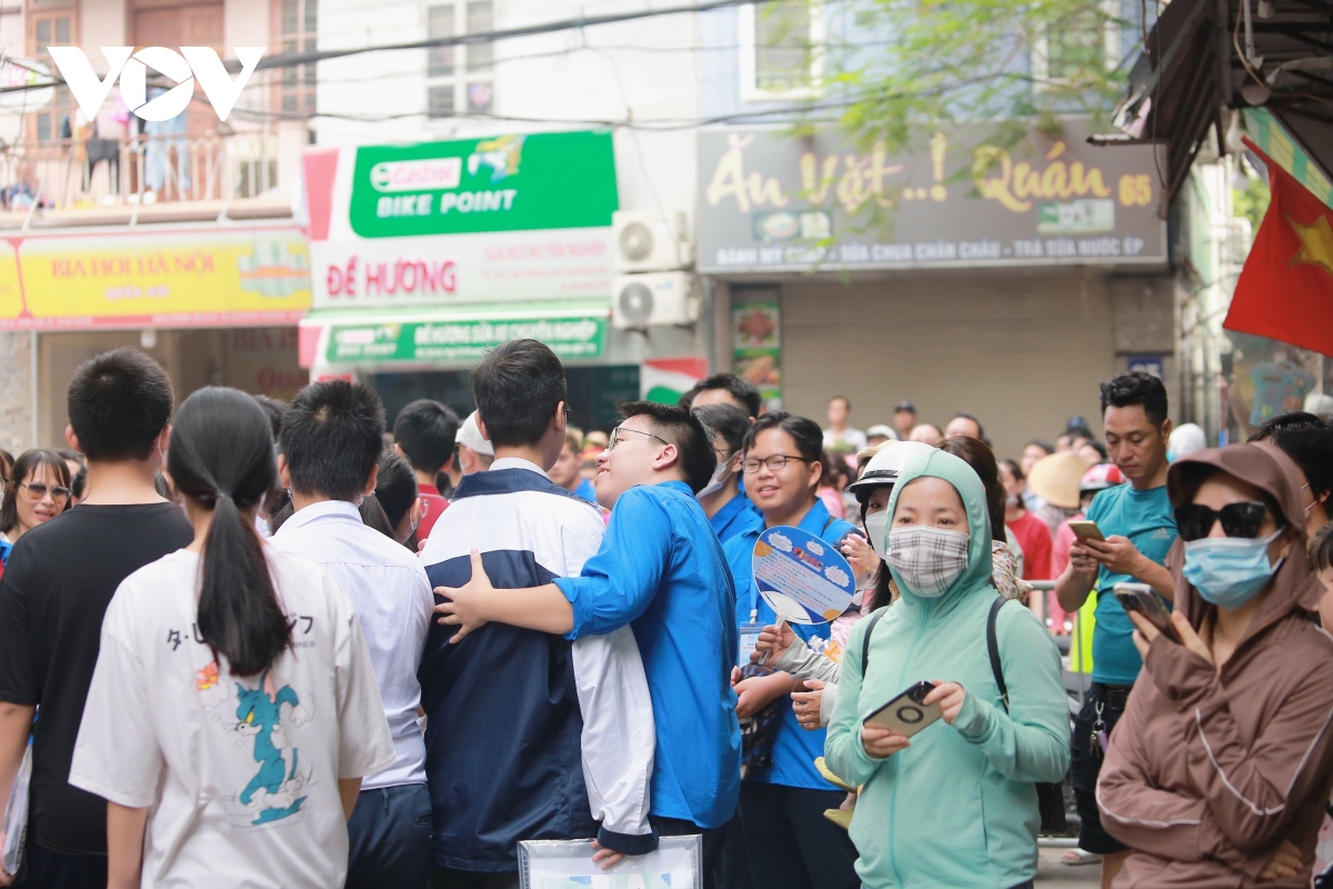 thanh nien tinh nguyen om dong vien, doi nang che o cho thi sinh di thi vao 10 ha noi hinh anh 4